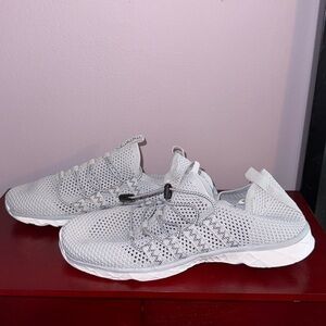 Women’s Water Shoes
Size 8 / EU 39